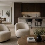 Sedute imbottite e sgabelli dalle forme curve in un ambiente contemporaneo