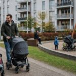 Genitori con passeggini attraversano un quartiere residenziale europeo vicino a un'area giochi