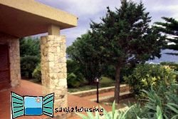 Costa Paradiso (TrinitÃ  dâ€™Agultu): villa (165 mq.) 300 m. dal mare, vicino spiaggia Li Cossi, vista mare. 5 vani, 3 bagni, verande (60 mq.), giardino (1000 mq.), doppio box auto. Ristrutturata interni ed esterni. ARREDATA. 